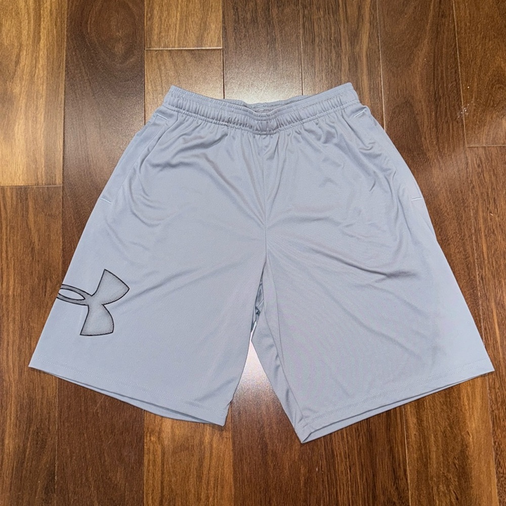 SALE ‼️ Men’s Under Armour size Medium Athletic Loose Shorts